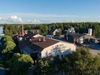 Vue extérieure de la distillerie Kyrö en Finlande, spécialisée dans le whisky et les spiritueux à base de seigle.